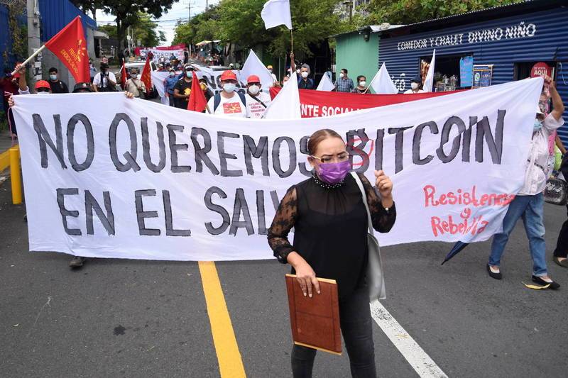 反对比特币成为法定货币，萨尔瓦多抗议者烧毁比特币ATM机